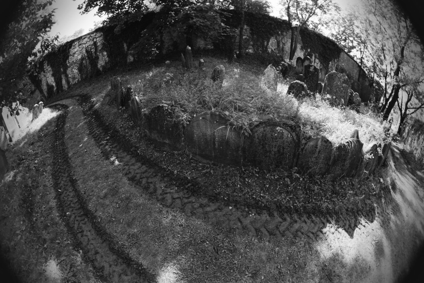 Tajemný svět za hřbitovní zdí