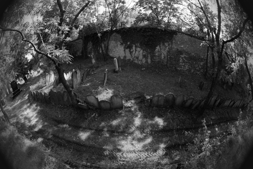 Tajemný svět za hřbitovní zdí