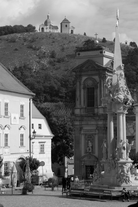 Výhled z náměstí - míříme tam nahoru