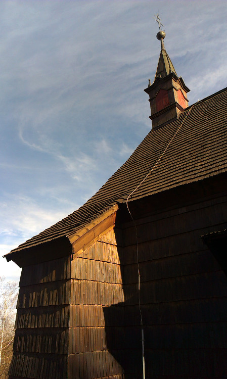 Schováváme se před větrem za kostelem a baštíme dobroty