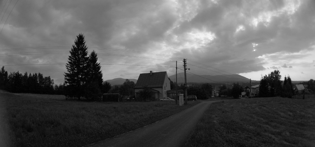 Tady bydlí ségra. Vzadu Kozubová, Ostrý a Javorový