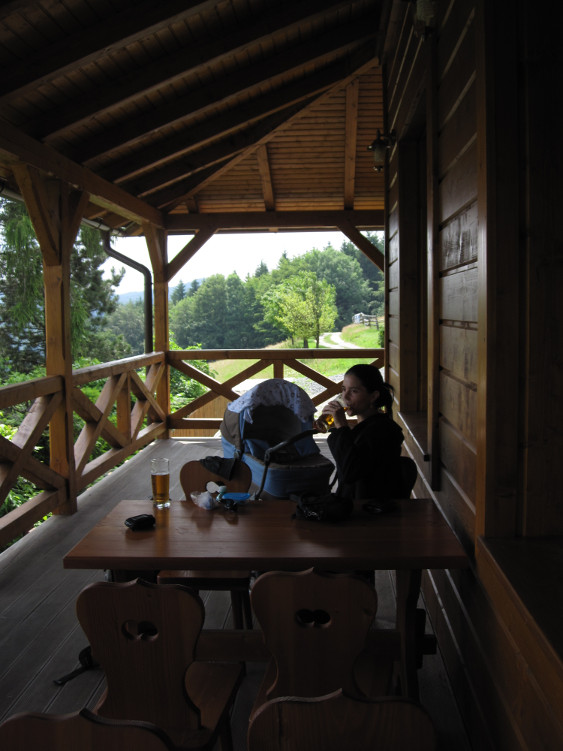 Krásná terasa, pivo, halušky, Mates spí, výhled do údolí Lomné, pohoda