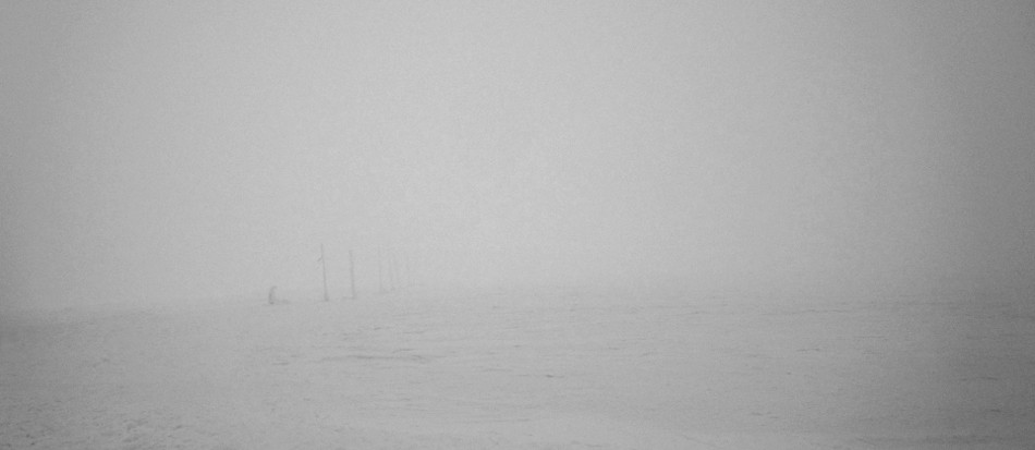 Pohled od retranslačky k Máji, my jdeme někam doprava, do té bílé tmy