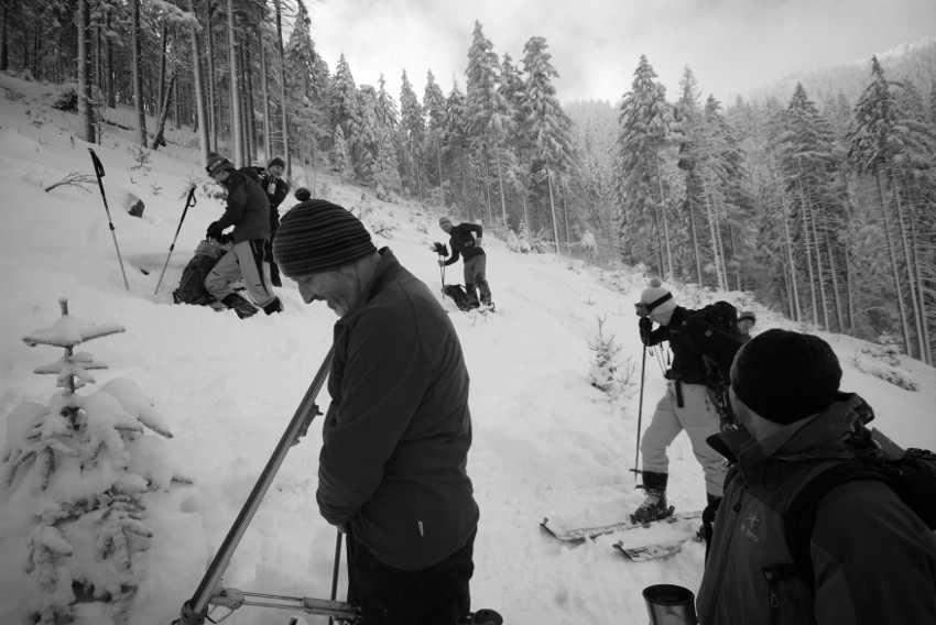 Zastávka a podivná kompozice postav