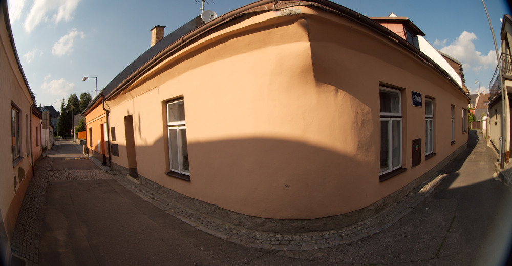 V uličkách kolem náměstí