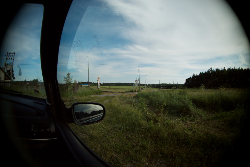 Pozoruju večerní život na železničním přejezd ve Studenci. Maky vzadu kojí Matýska