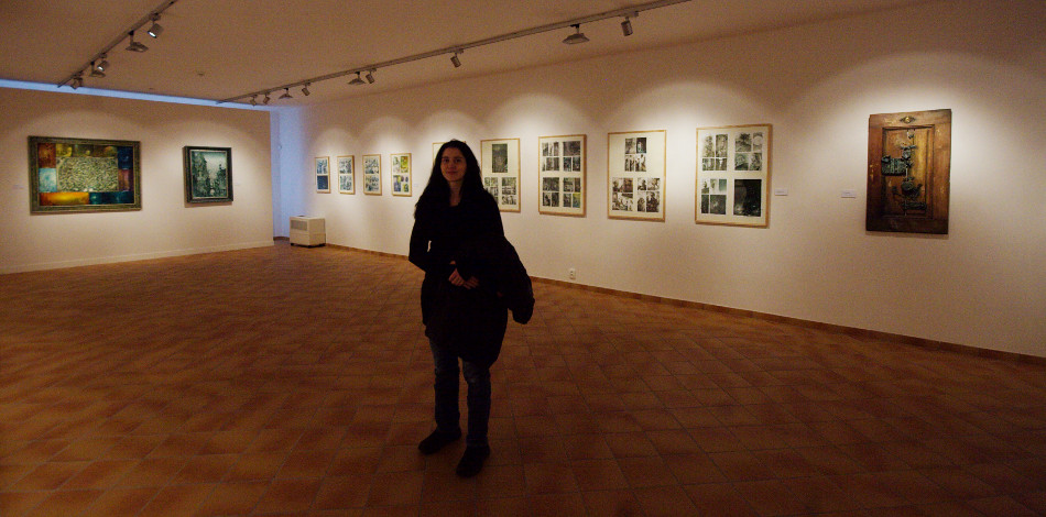 Spokojená Maky. Vlevo vzadu dva asi nejhezčí obrazy.