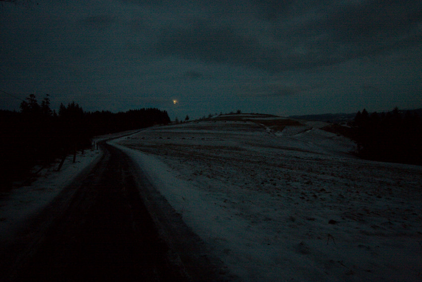 Nad Polskem vychází měsíc