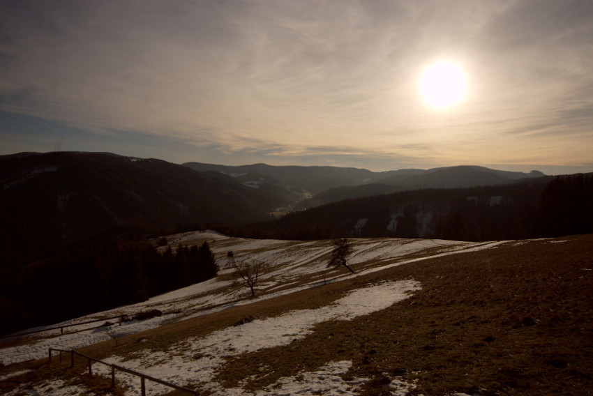 Hraniční hřeben a Horní Lomná