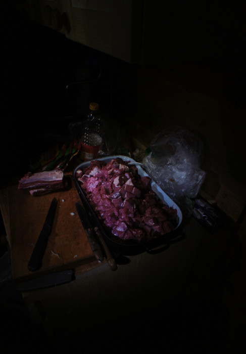 Pozdě v noci vaříme guláš na sobotu