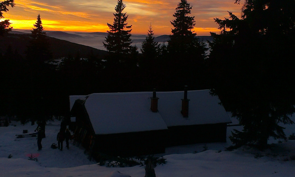 Slunce zapadlo, chata zůstala nad mrakovým mořem