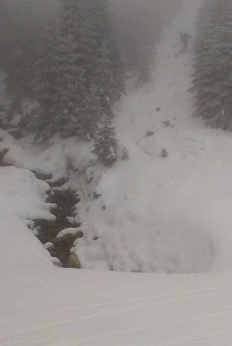 Neděle a krásný sjezd úzkým průsekem s dobrem na zádech