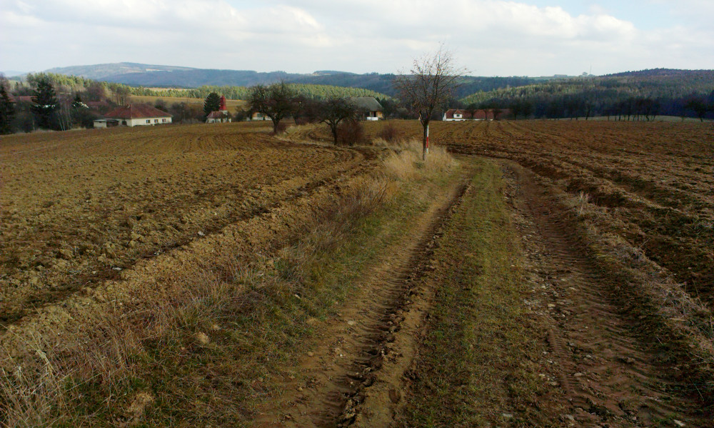 Prosatín a vzadu údolí, kterým jsme přišli