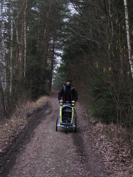 Vyrážíme po žluté podél trati