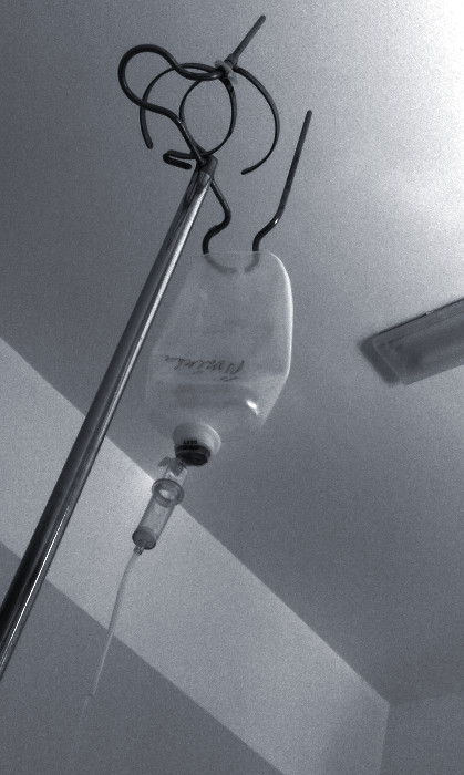 Místo toho do zblbnutí pozoruji klesající hladinu v láhvi s mým jménem