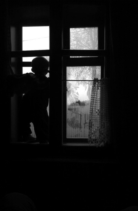 I Matýsek sleduje ty třesky blesky venku