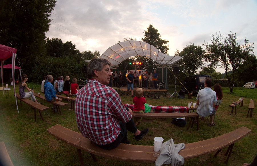 Koncert začíná, ten pán je američan