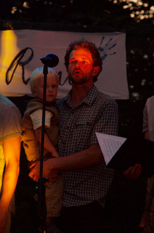 Výhoda zpěváka, může během svého vystoupení hlídat synáčka