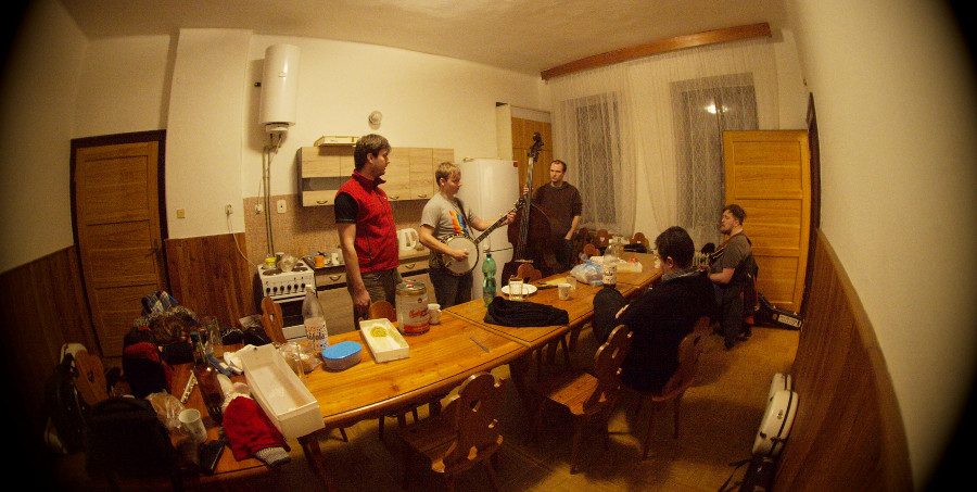 Doznívající jam ve tři ráno v myslivně