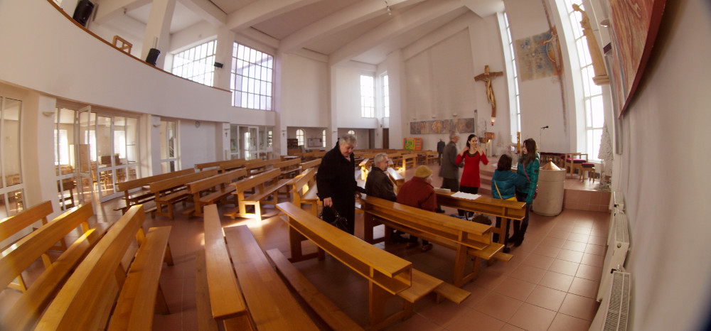 Venku svítí sluníčko a rodinka se pomalu schází