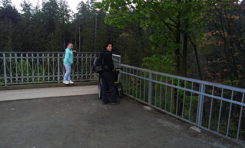 Za plotem je Macocha. Holčičku jsem chtěl retušovat, ale neměl jsem dost času