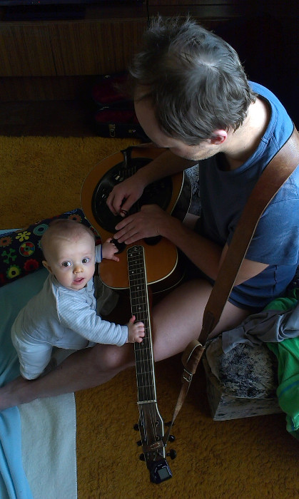 Za rezonanční otvor se přitahuje a za struny se fixuje. Já pak lovím tóny na volných místech hmatníku - tady zrovna mimo hmatník.
