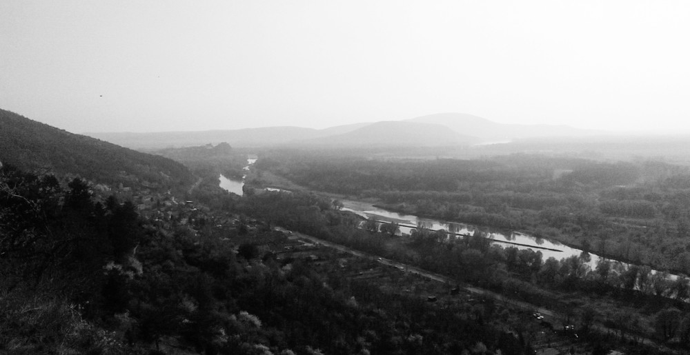 V dálce soutok Moravy s Dunajem a hrad Devín
