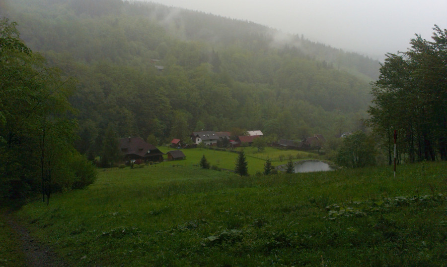 Pěkné chalupy, ale kvůli jejich majitelům byla zrušena krásná značka na Ostrý