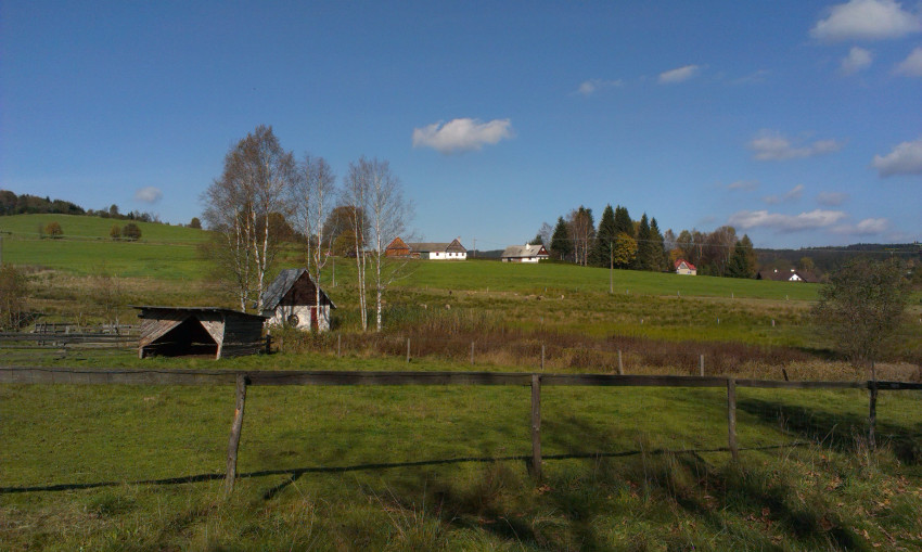 Pohled od Bukáčků - za tím hřebenem je naše chalupa