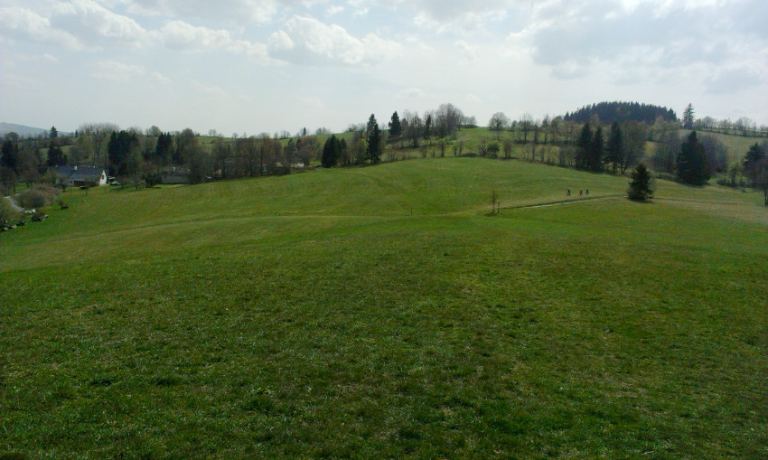 Loučka a rozcestí, přes které se chodívá s lezeckým báglem