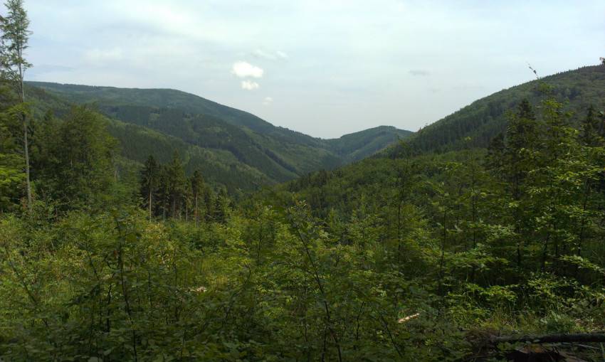 V dálce sedlo Zarembek, přes které jsem šli odpoledne dolů
