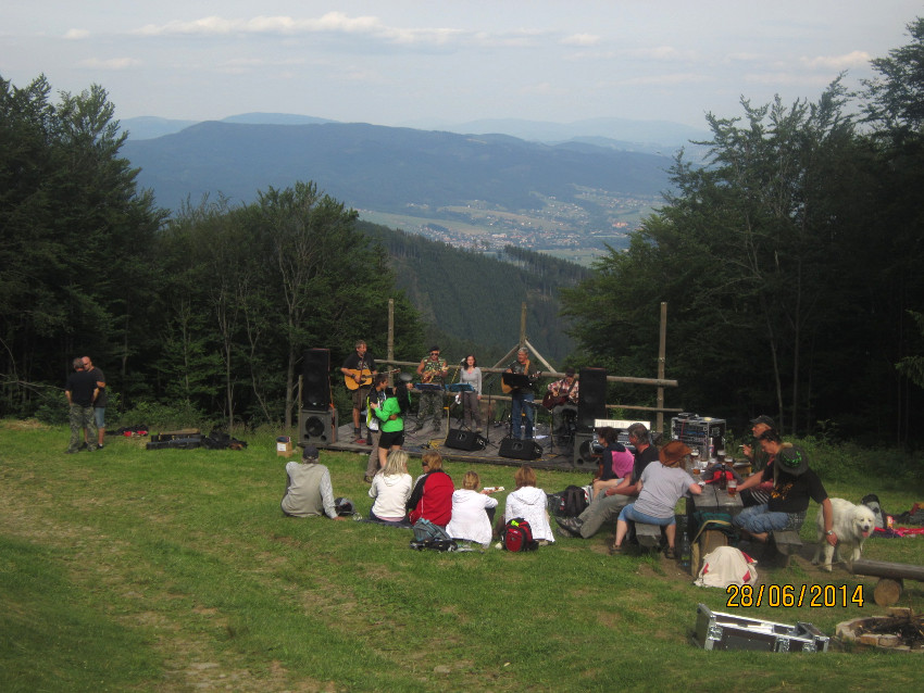 Festiválek na Ostrém, parádní pódium, tak třeba za rok ...