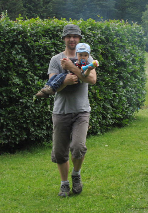 ... a je třeba ho usměrňovat. Tady ho nesu od studánky, do které skočil.