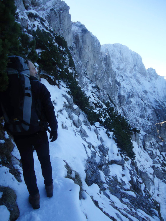 Pocity rozporuplné - zmrzlý sníh, bez maček a bez cepínu, nohy okopané od sekání stupů,na zádech velkej bágl se stanem a spacákem 