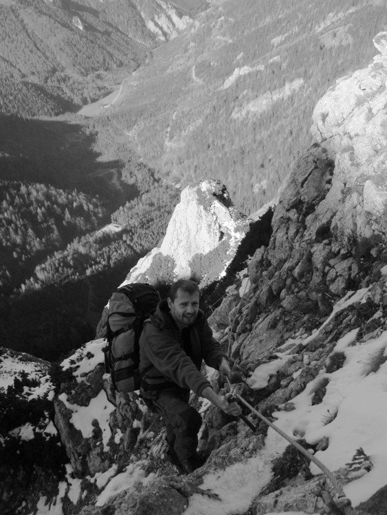 Černý "steig" pokrytý zmrzlým sněhem