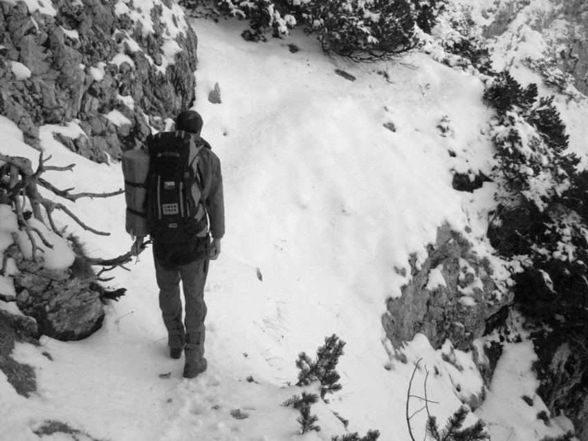 V létě odpočinkový úsek, pro nás dost morálové místo. To bílé ukloněné je téměř led a vpravo dolů je kilák díra.