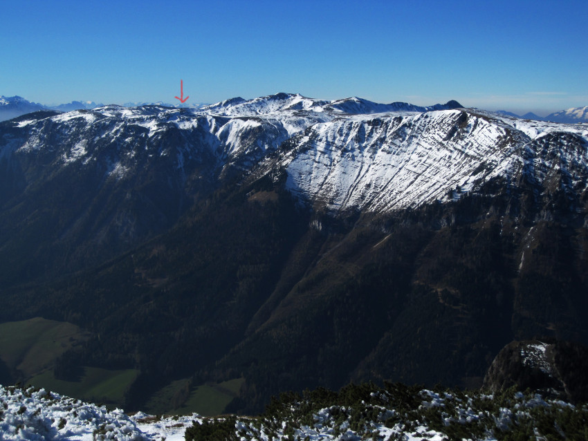 A jsme nahoře. Teď musíme jiným černým "steigem" dolů. Spát chceme v chatě na protějším hřebeni.