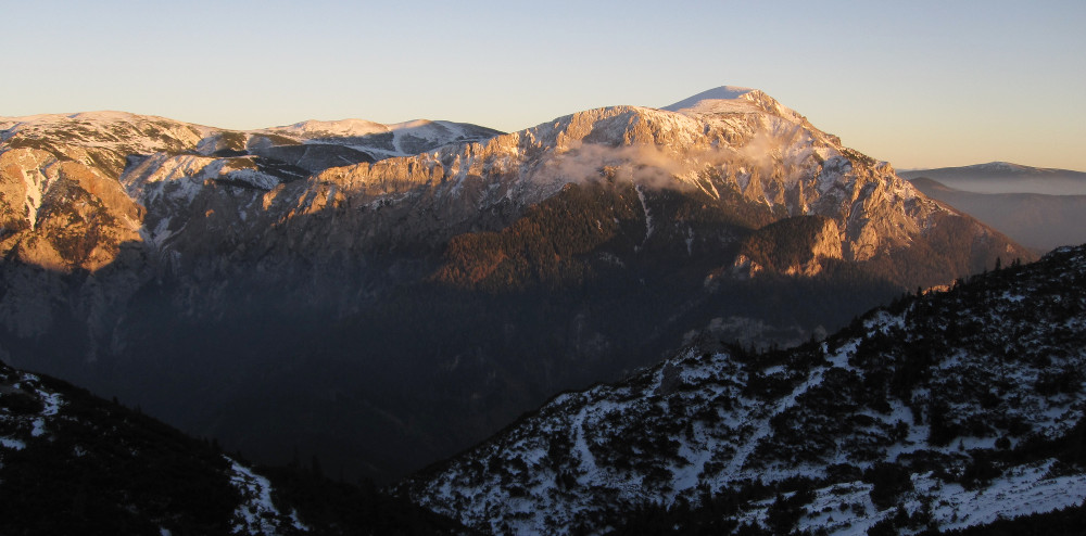  Tam všude jsme dnes byli. Sluníčko zapadá a my stoupáme ke Schneealpe.