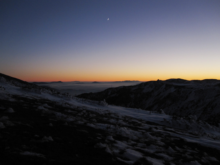 Jdeme k chatě, ve které se nesvítí (špatné znamení). Začíná mrznout a fučet.
