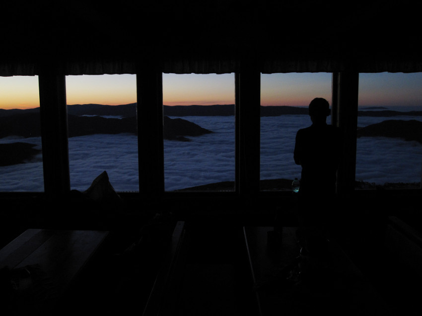 Brzy ráno před východem slunce. V chatě byl ale odemčený winterraum, nejhezčí co jsem zažil. 