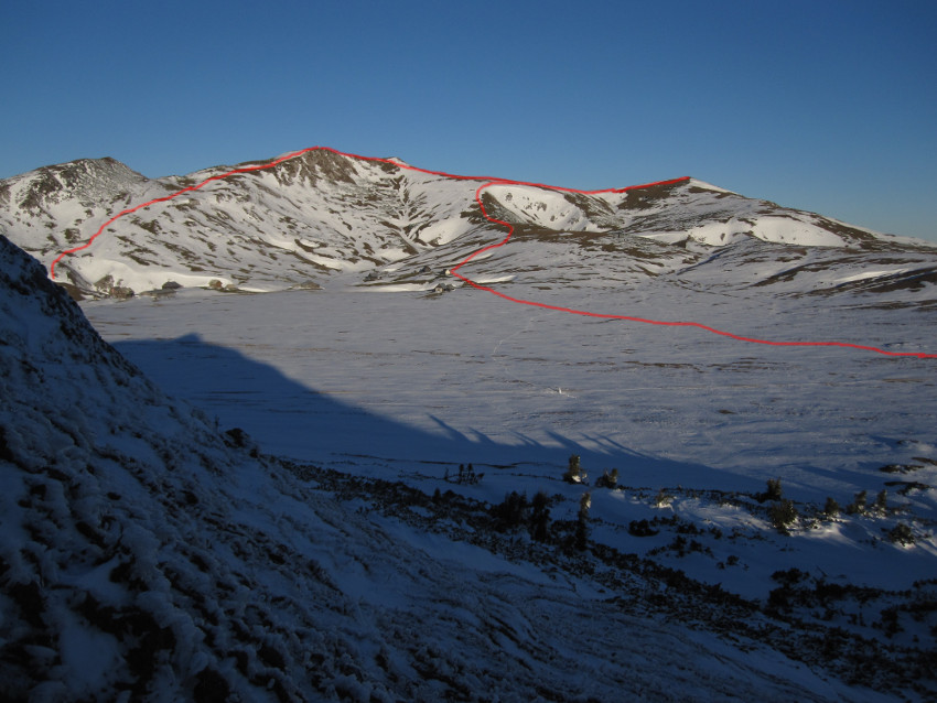 Přes plošinu na nejvyšší vrchol Windberg, pak dolů do údolí, pak zpátky, pak po hřebeni mimo značky, pak zpátky a pak úplně zpátky přes celou tu náhorní plošinu, kvůli ledu jsme se nemohli dostat dolů