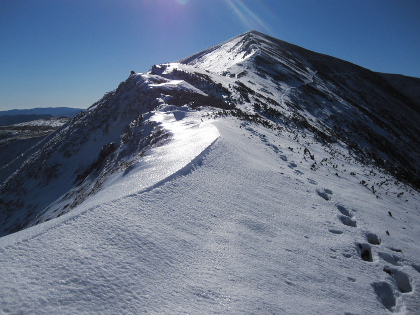 Jak se pěkně leskne (ty ledové stopy nejsou od naše, po nás na sněhu nezůstalo nic)