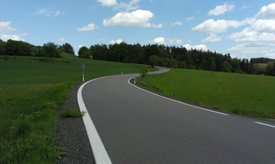 ... taková pěkná silnička přes něj vede