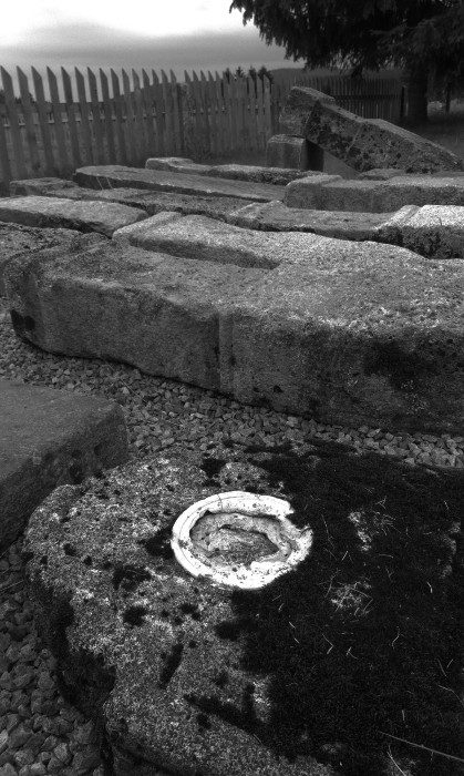 Staré náhrobky, které komunisti rozvezli po Šumavě se vracejí na svá místa