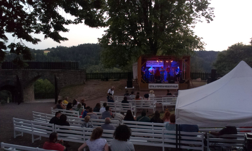 Bluegrass - modrá tráva