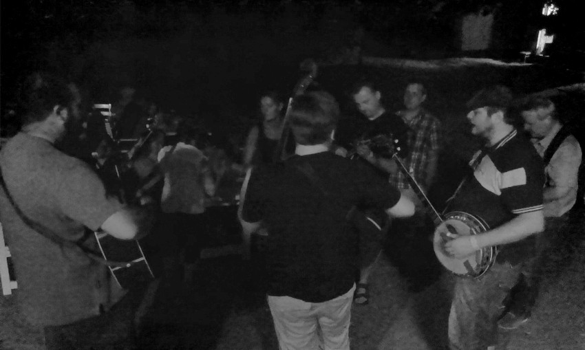 Noční jam na nádvoří hradu