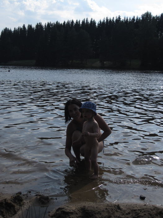 Matýsek poprvé v rybníce