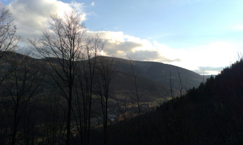 Výhled do údolí Tyry a na protější Ostrý