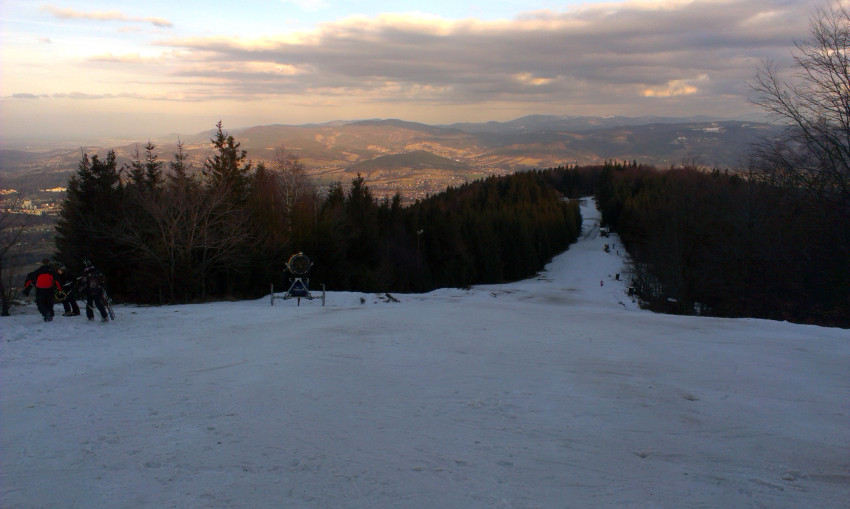 Tudy, kličkujíc mezi lyžaři, jsem přiběhl