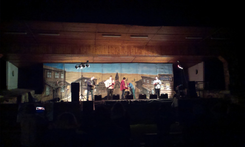 Hrají Red And White